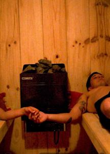 PutaendoRefugio Zen Spa的躺在cpu旁边浴缸里的男人