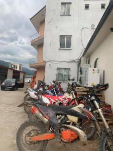 BulqizëHotel Zogu的停在建筑物旁边的一排摩托车