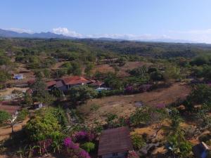 Paraiso Natural Casita 2的享有村庄的空中景色,以群山为背景
