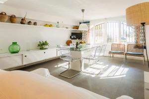 罗达德瓦拉Suitur beachfront apartment Roc de Sant Gaietà的客厅配有玻璃桌和椅子