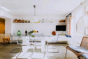 罗达德瓦拉Suitur beachfront apartment Roc de Sant Gaietà的一间设有玻璃桌和椅子的用餐室
