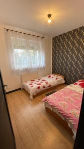 热舒夫Dom #BESKIDZKA的一间卧室设有两张床和窗户。