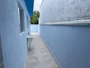 卡拉瓜塔图巴Casa nova e móveis novos的走廊上设有水槽和窗户