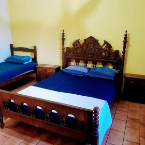 Rio NovoHotel River Plaza的一间卧室配有两张带蓝色枕头的床