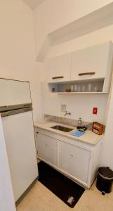 圣维森特岛Apto vista Privilegiada da Praia的厨房配有水槽和冰箱