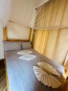 阿鲁沙Golden hour tiny house的帐篷内的2个床上枕头