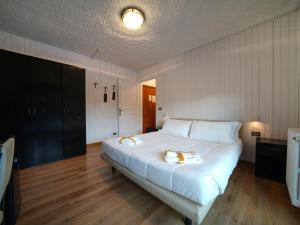马代西莫Hotel Arlecchino - Dada Hotels的一间卧室配有一张带白色床单的大床