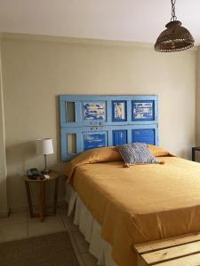 圣萨尔瓦多Hotel Andoria的一间卧室配有一张蓝色床头板的床