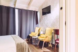 特拉马卡斯蒂利亚埃尔巴丹酒店的一间卧室配有一张床、两把椅子和一张书桌