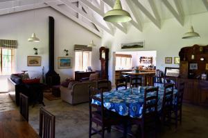 安德伯格Bamboo Mountain Farm的一间用餐室,在房间内配有桌椅