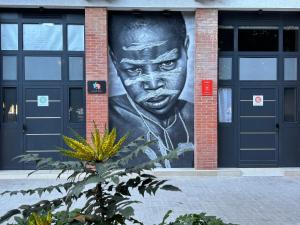 瓦伦西亚Loft África Benimaclet的一座建筑物旁边一个男人的大壁画