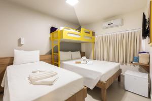 伊瓜苏Tarobá Express的客房设有两张床和一张双层床。