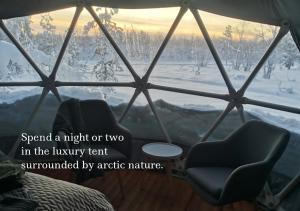 VuontisjärviArctic Nature Experience Glamping的客房设有带椅子的窗户,享有美景。