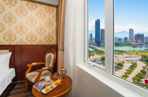 岘港NATURE Hotel By K D H的客房设有一张床和一个美景窗户。