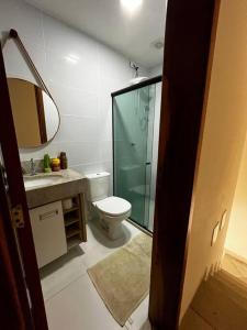 伊列乌斯Village 3/4 a 140m da praia的一间带卫生间和玻璃淋浴间的浴室