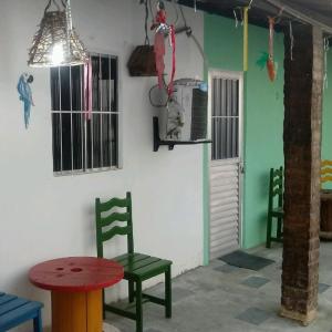 Fazenda NovaPousada em Fazenda Nova Dona Rosy的配有桌椅和红色桌椅的房间
