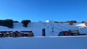 康斯博Koselig leilighet med et skritt unna skibakken!的雪覆盖的滑雪场,设有滑雪缆车