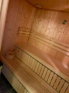 康斯博Koselig leilighet med et skritt unna skibakken!的一间设有木凳的桑拿浴室