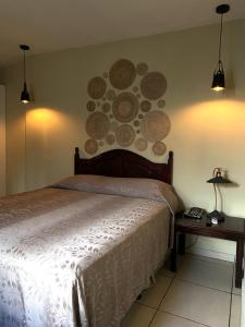 圣萨尔瓦多Hotel Andoria的一间卧室配有床和壁板