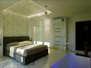 佩斯基奇Suite Èlite Rooms的一间卧室配有一张床和一台电视。