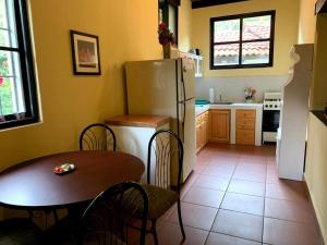 帕纳哈切尔Villas JABEL TINAMIT的厨房配有桌子和冰箱