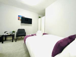 布莱克浦Blackpool - Seaside的一间卧室配有一张床、一张书桌和一台电视