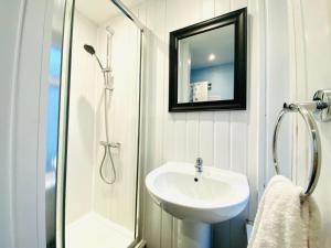 布莱克浦Blackpool - Seaside的白色的浴室设有水槽和淋浴。