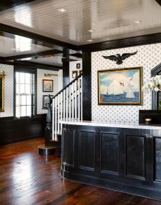 萨格港拜伦湾酒店的大房间设有楼梯和墙上的绘画