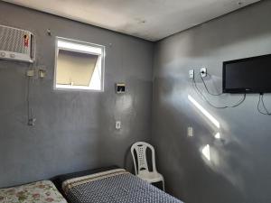 特雷西纳Condomínio Center luz的一间小卧室,配有床和窗户