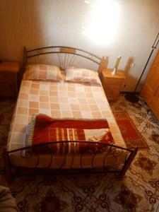 索维拉Sweaty house的一间带床的卧室,位于带灯的房间