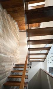 Villar de PlasenciaVillabellosa的房屋内的楼梯,设有木制天花板