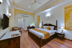 潘切库拉WelcomHeritage Ramgarh的酒店客房,配有床和电视
