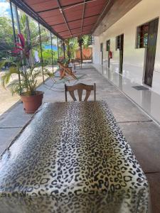 AguaytíaHOSTAL LOS NOGALES的一张大桌子上有一个豹纹图案