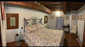 蒙特普齐亚诺奥斯泰瑞亚德尔博尔戈住宿加早餐酒店的卧室配有1张床、1张桌子和1把椅子