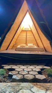A Chave da Montanha的帐篷内的一张床位,里面光线充足