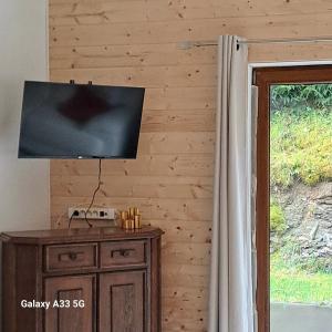 伦德科斯Sublime forêt的木墙顶部的电视机,窗户