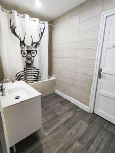 沙尔姆Appartement spacieux的一间带鹿淋浴帘和水槽的浴室