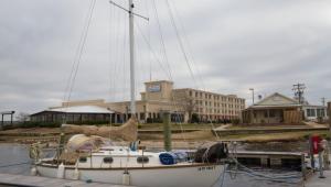 新伯尔尼布里奇普安特酒店及码头的停靠在大楼前码头的船只