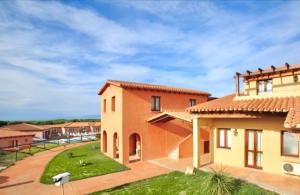 Vignola MareResidence with swimming-pool in Vignola Mare的房屋的形象