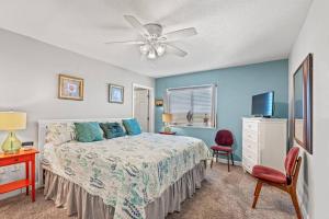 默特尔比奇Oceanfront Get Away的一间卧室配有一张床和吊扇