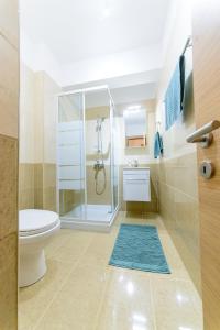 帕拉利米尼1 bed, Kapparis, Thea - 1B的带淋浴、卫生间和盥洗盆的浴室