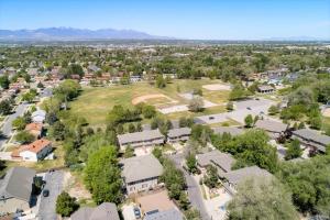 米德瓦尔Union Duplex in Salt Lake with Hot Tub and Park的享有小镇空中景观和公园景色