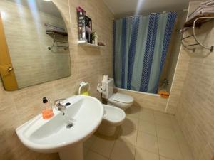 利乌玛Eco tourist的一间带水槽、卫生间和镜子的浴室