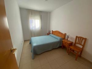 利乌玛Eco tourist的卧室配有床、椅子和窗户。