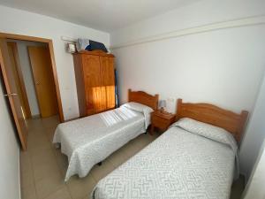 利乌玛Eco tourist的一间卧室配有两张床和橱柜