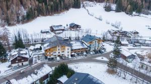 海利根布卢特卡尔特纳尔霍夫酒店的雪地中度假村的空中景观