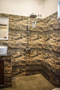 韦利格默Lawrence Villa的带淋浴的浴室(带石墙)