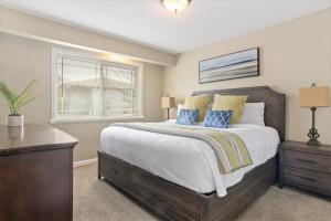 米德瓦尔Union Pines in Salt Lake with Hot Tub and Deck的一间卧室设有一张大床和一个窗户。