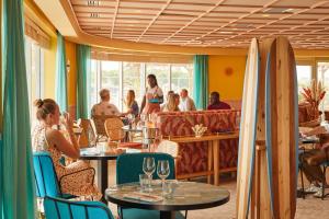 波尔多波尔多市中心美居别墅酒店的一群坐在餐厅桌子上的人