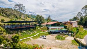 萨兰托Hotel Mirador de Boquia Salento的前面有停车位的房子